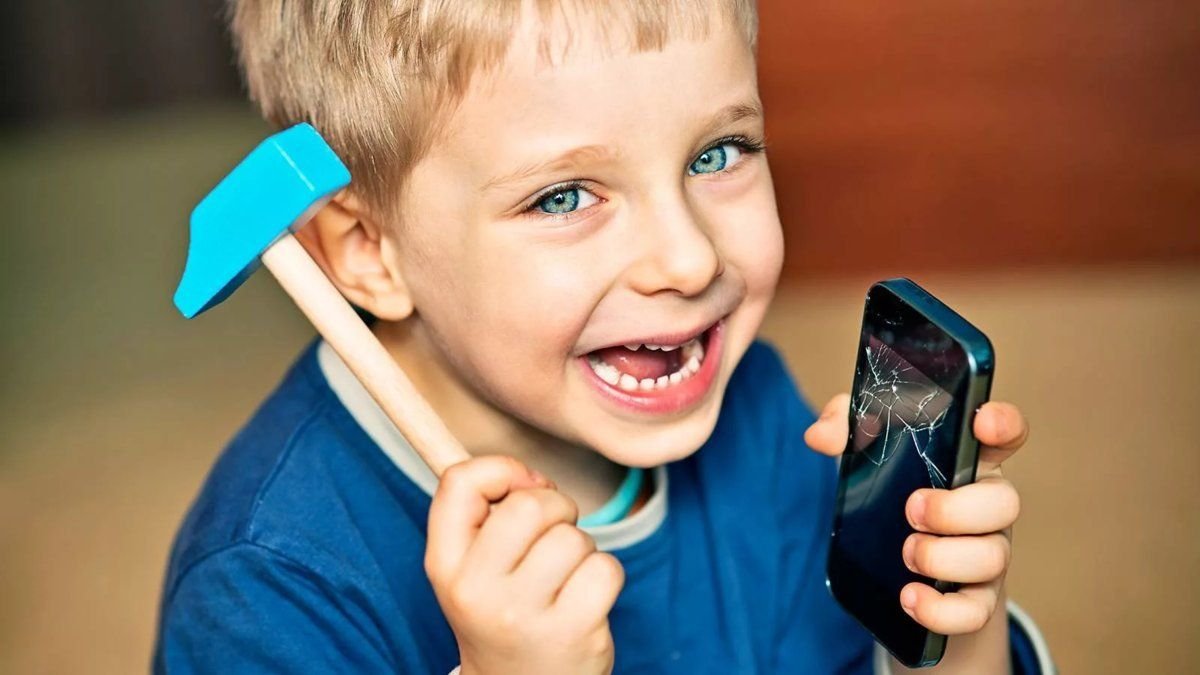 Дети с телефонами с рождения. Ребенок с мобильником. Ребенок сломал игрушку. Ребенок со смартфоном. Мальчик с телефоном.