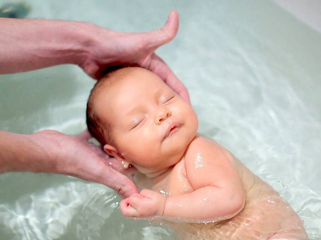 Как купать новорожденного ребенка первый раз дома