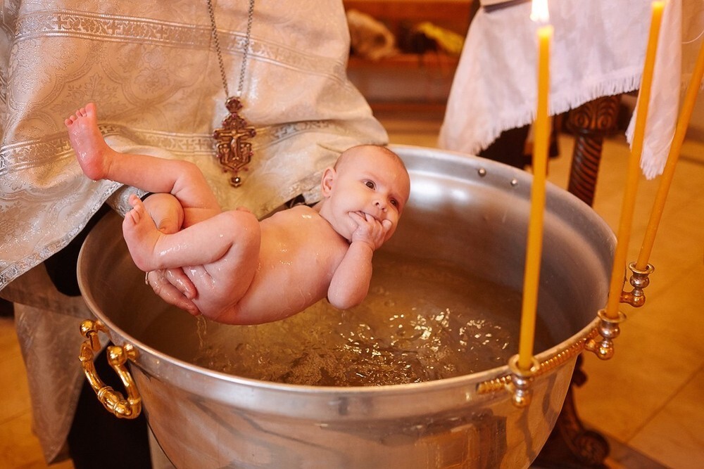 Можно крестить ребенка на пасху. Крещение ребенка. Крещение новорожденных. Крещение в церкви. Крещение детей в России.