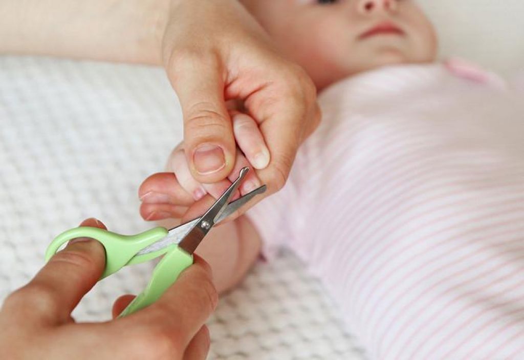 Ногти у новорожденных — когда и как стричь