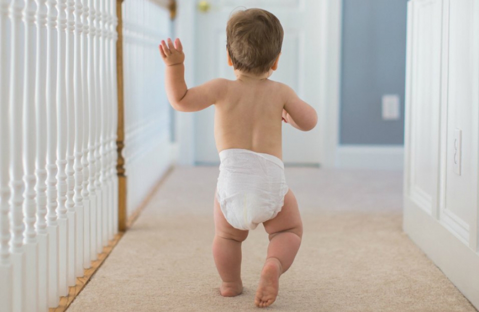 Ребенок 1-1,5 лет боится ходить самостоятельно без руки. что делать?