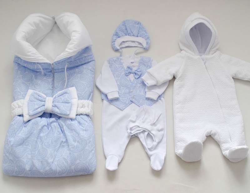 Как правильно одевать новорожденного - правила подбора вещей на выписку из роддома и на прогулку