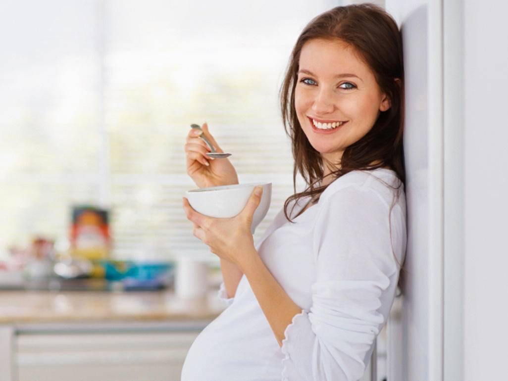 Творог для беременных: польза в 1, 2, 3 триместрах, противопоказания и риски употребления / mama66.ru