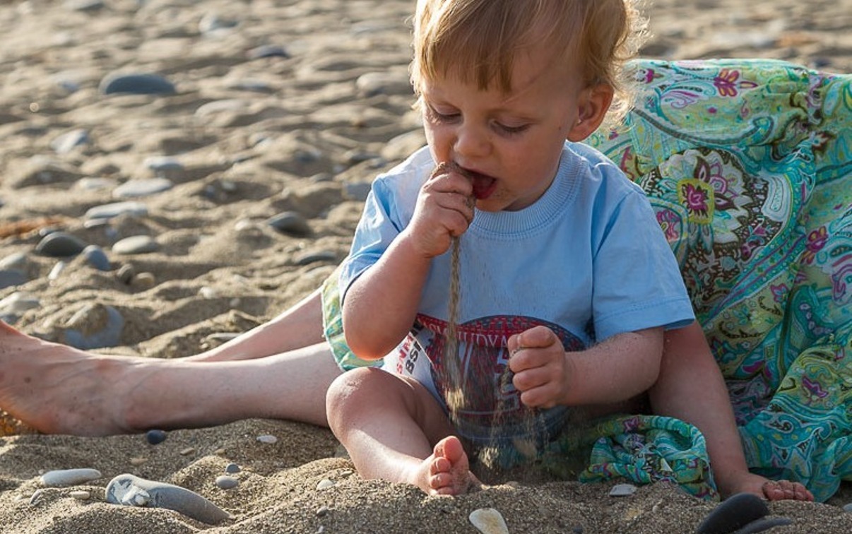 Ребенок поел песка из песочницы. если ребенок съел песок: что делать родителям. игры для уличной песочницы