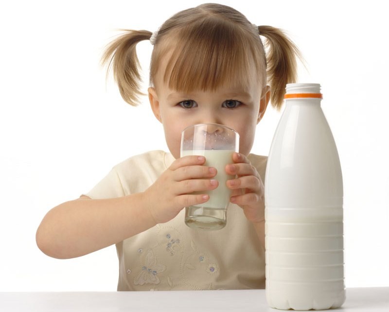 Молоко и ребенок: с какого возраста можно давать молоко ребенку?