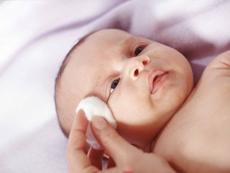Когда начинает видеть новорожденный? все о развитии зрения у малышей | статьи – similac