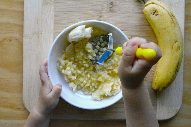 Кормящим можно бананы в первый месяц. Банан для прикорма ребенка. Банан кусочками прикорм. Нарезка продуктов для прикорма.
