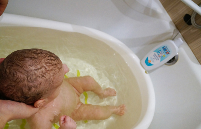 Первое купание новорожденного малыша после роддома