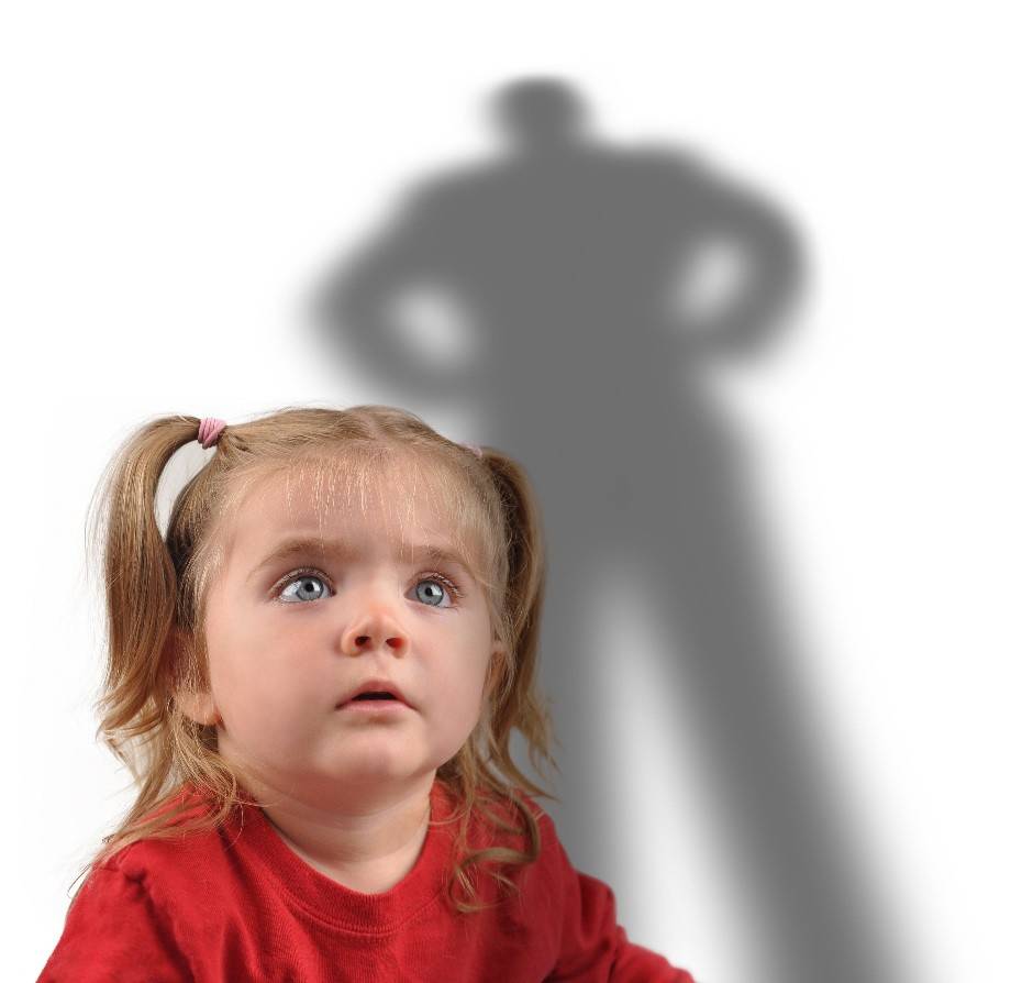 Почему ребенок боится незнакомых людей: в чем причины страха - детская психология