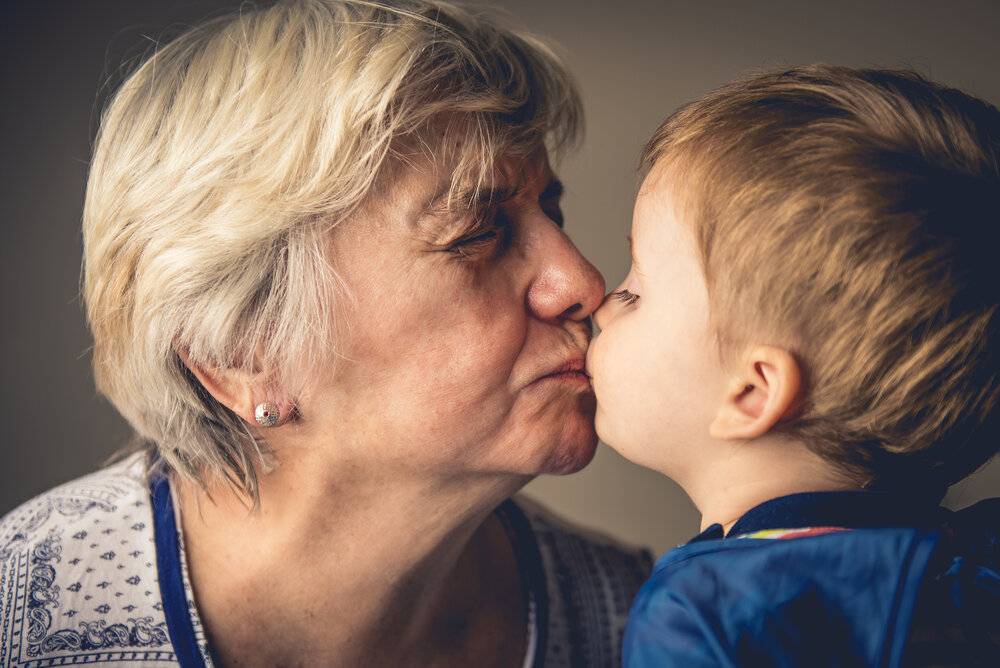 5 поступков бабушки, которые родителям ребенка стоит пресекать: новости, воспитание, родители, семья, психология, дети