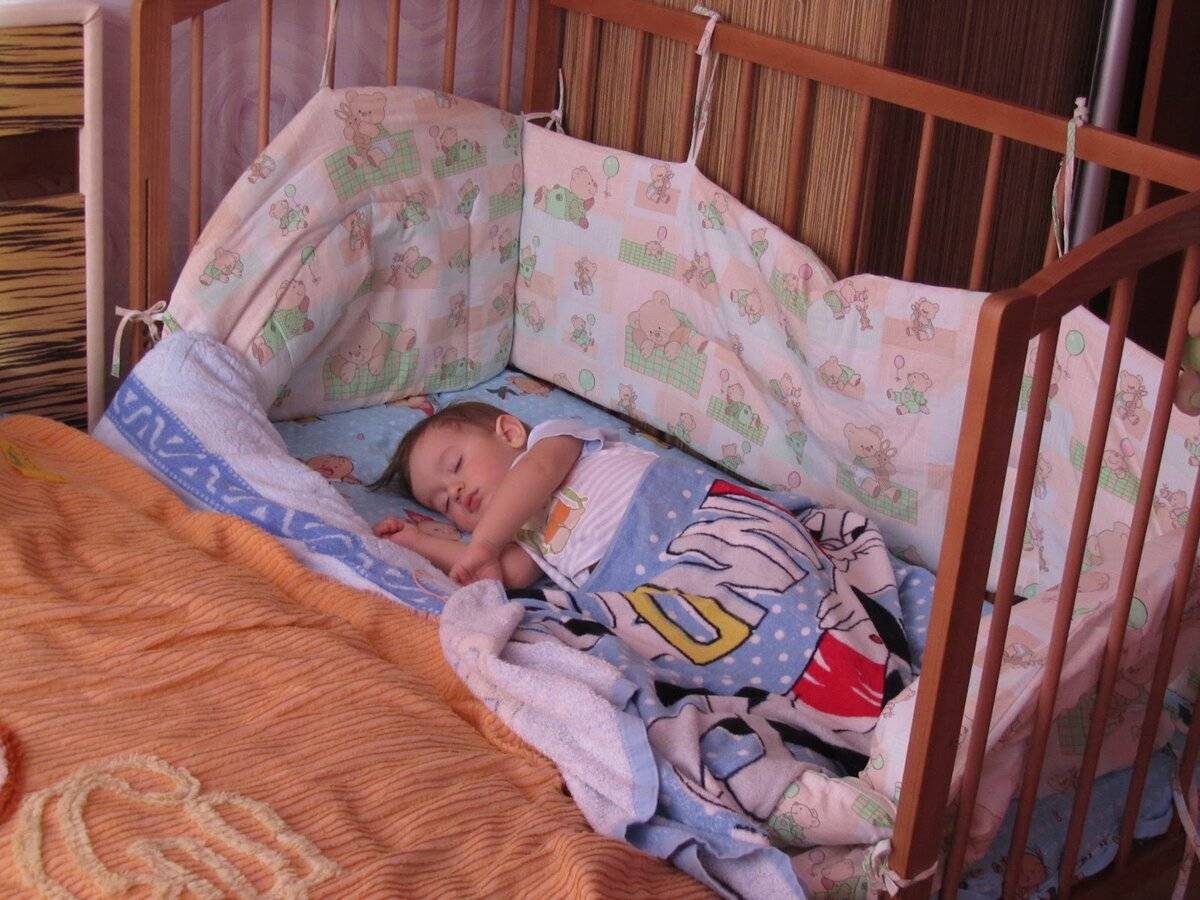 Что мешает малышу спать одному и как приучить ребенка к своей кроватке. советы детского психолога