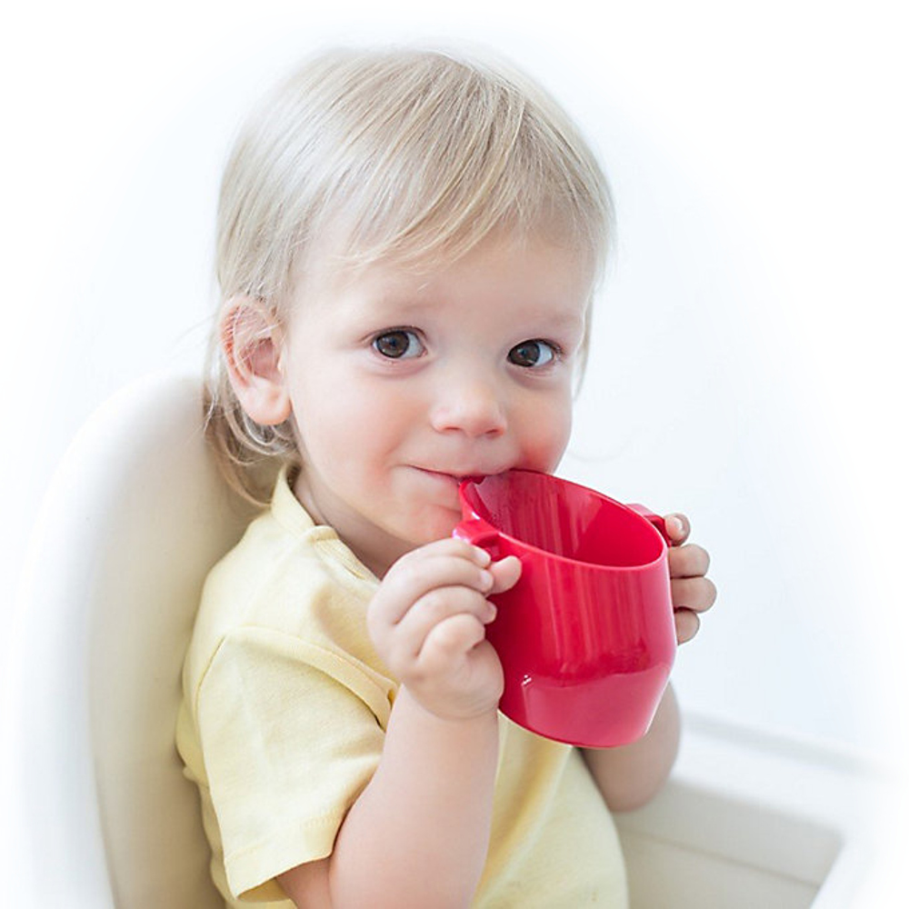 В каком возрасте начинать учить ребенка пить из посуды? как выбрать поильник, чашку и приучить пить из нее ребенка? какие могут быть сложности и как их обойти?
