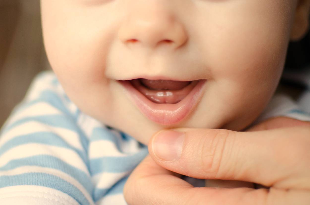 Симптомы прорезывания зубов у детей до года и способы их облегчения | colgate