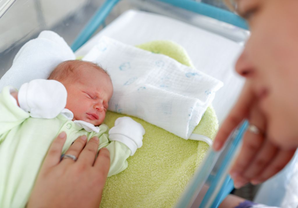 Ребенок дергается во сне: причины, почему новорожденный вздрагивает при засыпании
