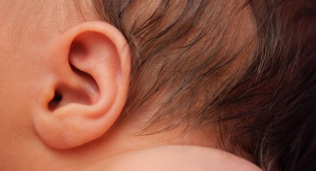 Как правильно чистить уши младенцу?