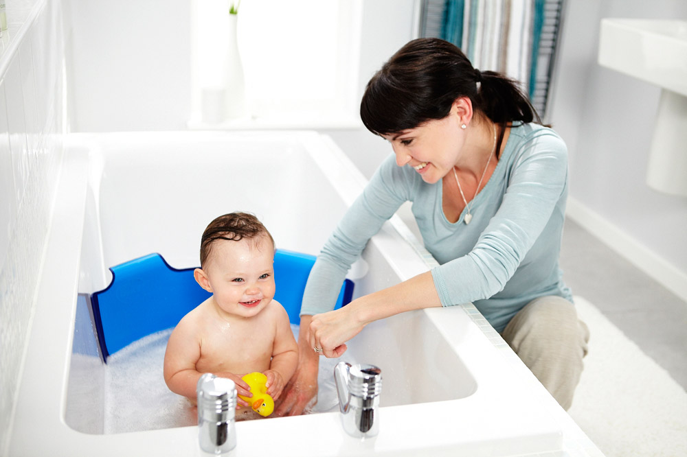 Детей моют в ванной. Детская ванна BABYDAM bd415007 синий. Малыш в ванной. Перегородка для ванной для купания ребенка. Барьер для ванной для купания.