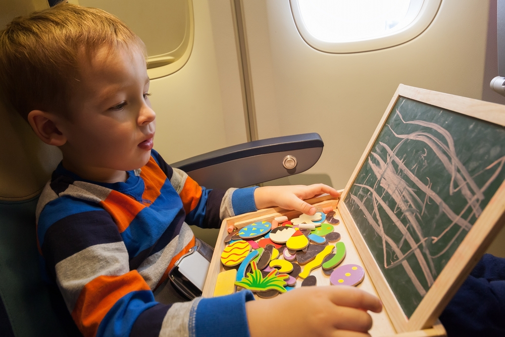 Полетели! чем занять ребенка в самолете?