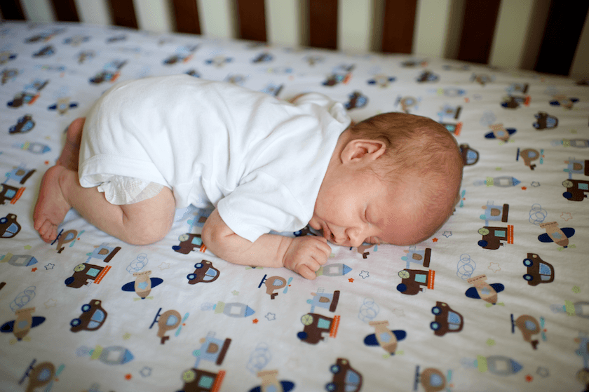 Можно ли новорожденному спать на животе ночью :: syl.ru