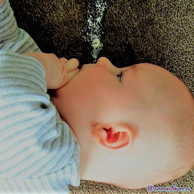 Почему ребенок срыгивает фонтаном после кормления