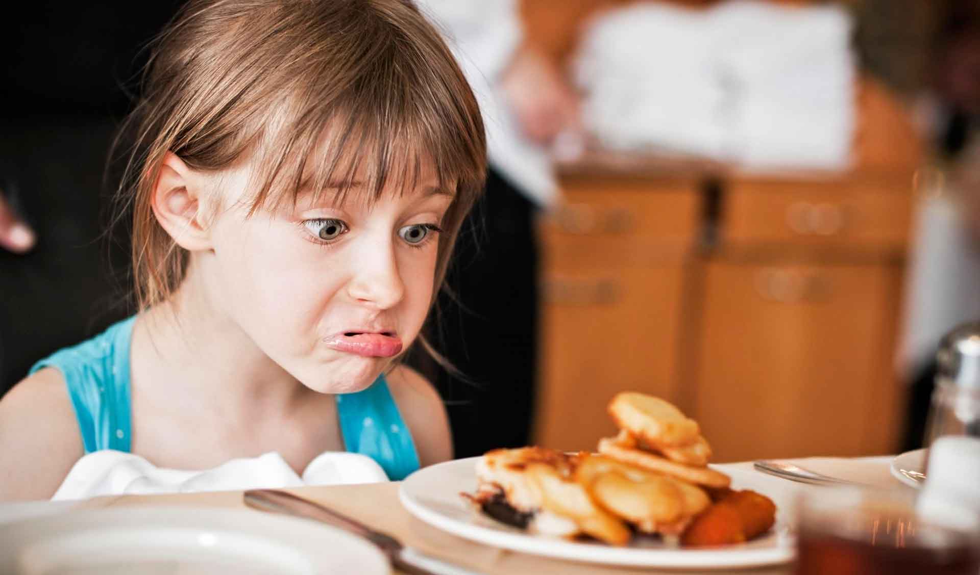 Ребенок не ест в детском саду: причины отказа от еды, помощь
