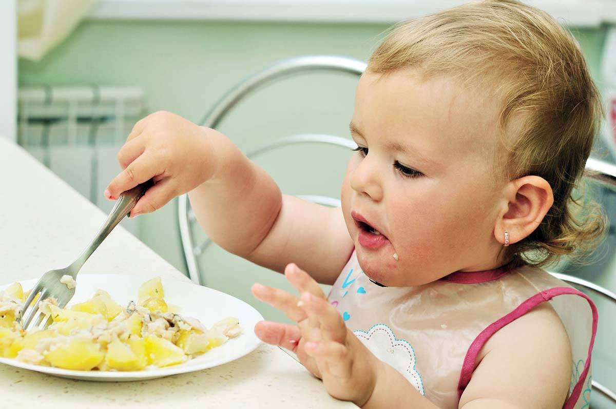 Почему ребёнок плохо ест прикорм и как наладить его аппетит?
