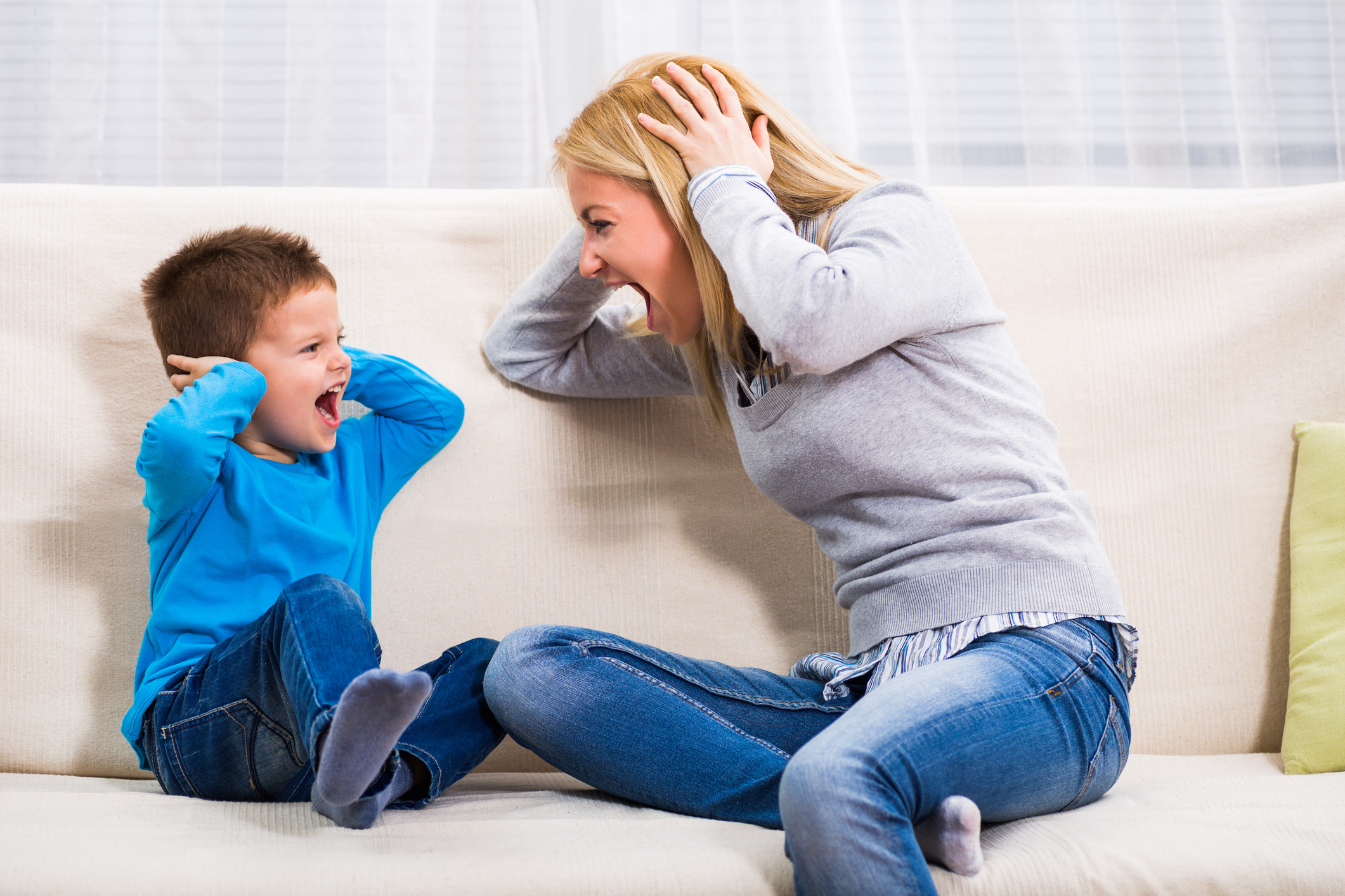 Ребенок ужасно ведет себя с мамой. почему так бывает — психолог екатерина бурмистрова | правмир