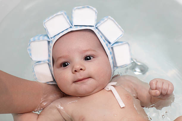 Купание младенца с шапочкой для плавания: чепчик с пенопластом для новорожденных