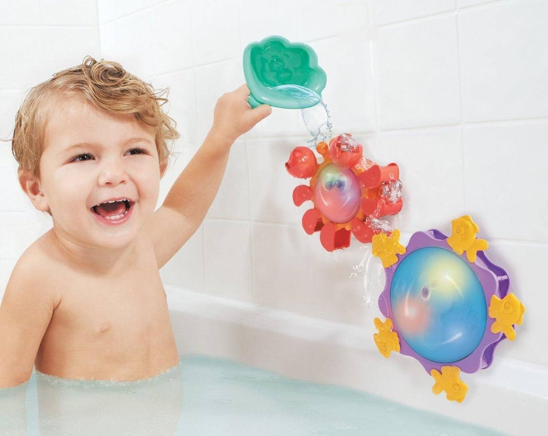 Игры с ребенком в ванной: обзор водных забав для различных возрастов и рекомендации для родителей