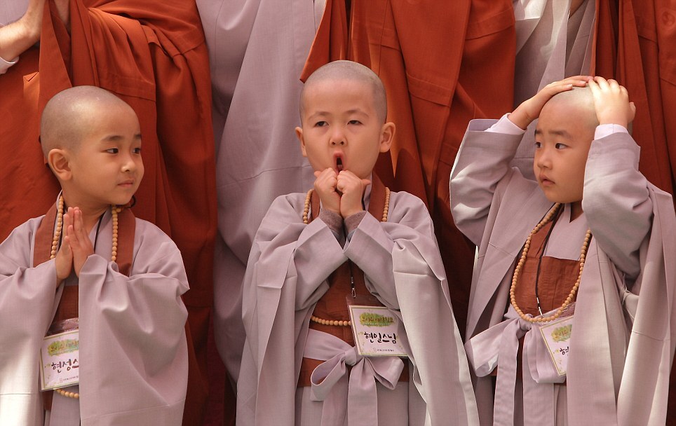 Буддийские монахи-дети - как им живется в монастыре?