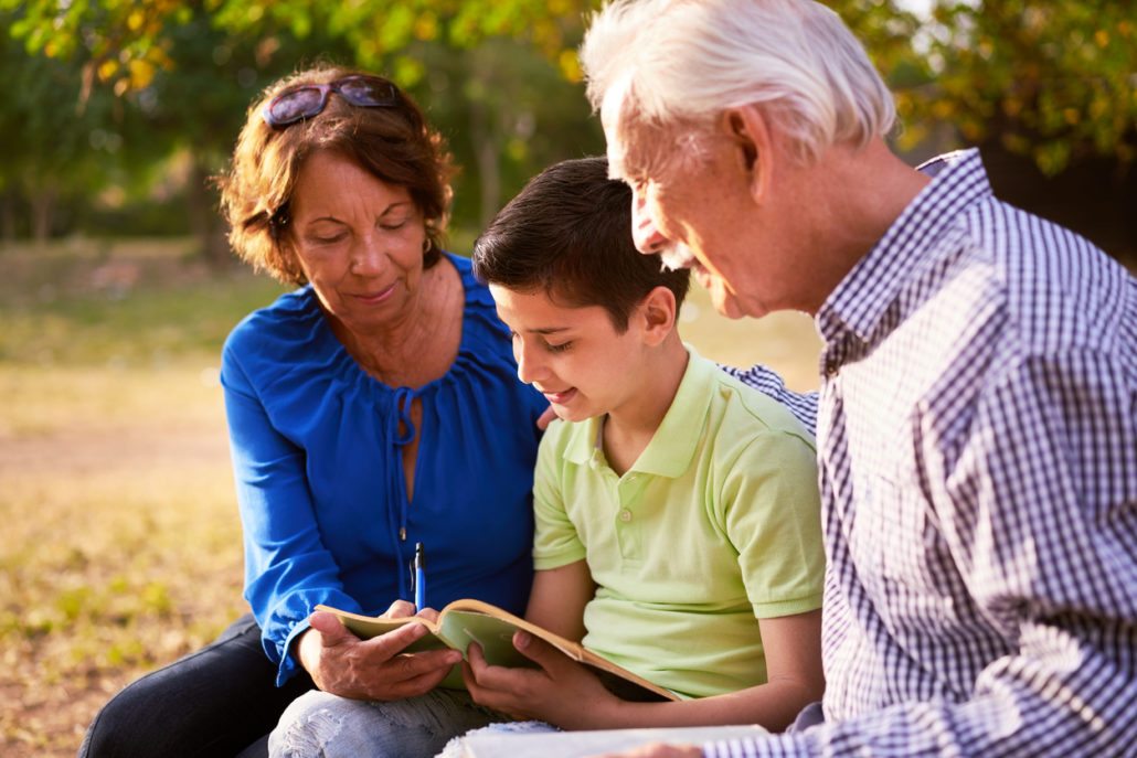 Стоит ли доверять ребенка старшему поколению: плюсы и минусы «бабушкиного воспитания»