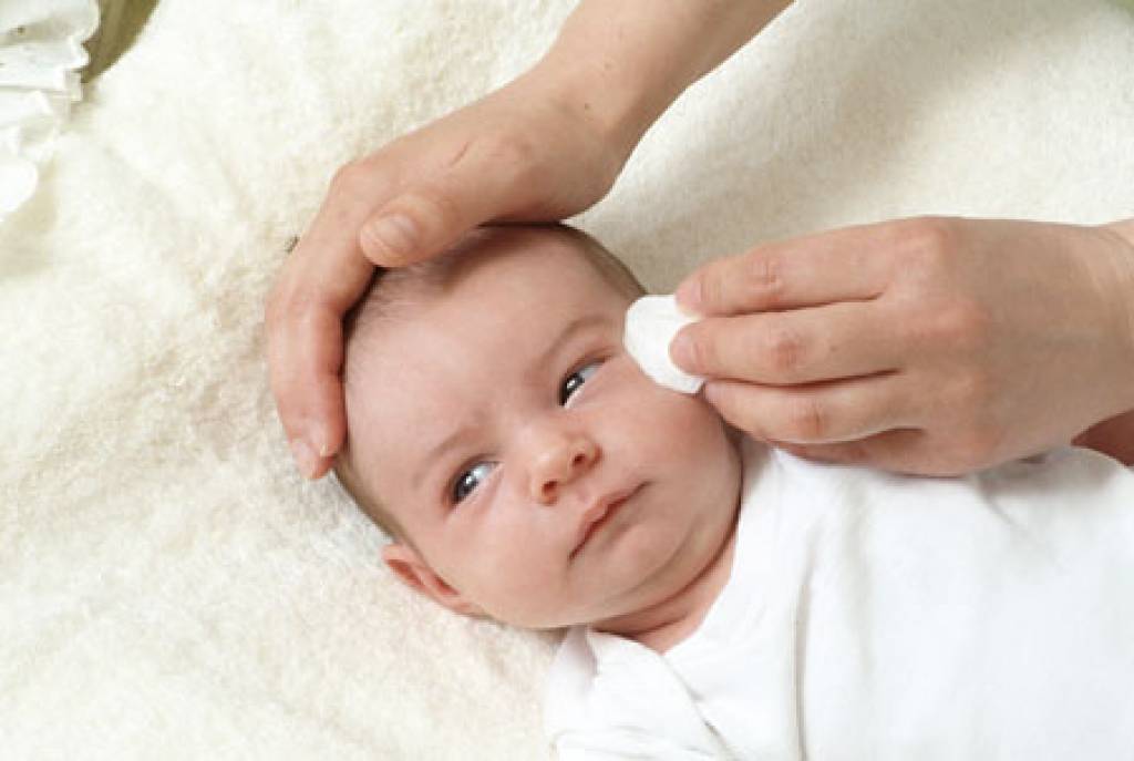 Чем обрабатывают глазки. Промывание глаз новорожденному. Умывание глаз новорожденного. Туалет глаз новорожденного. Туалет новорожденного Гоаз.