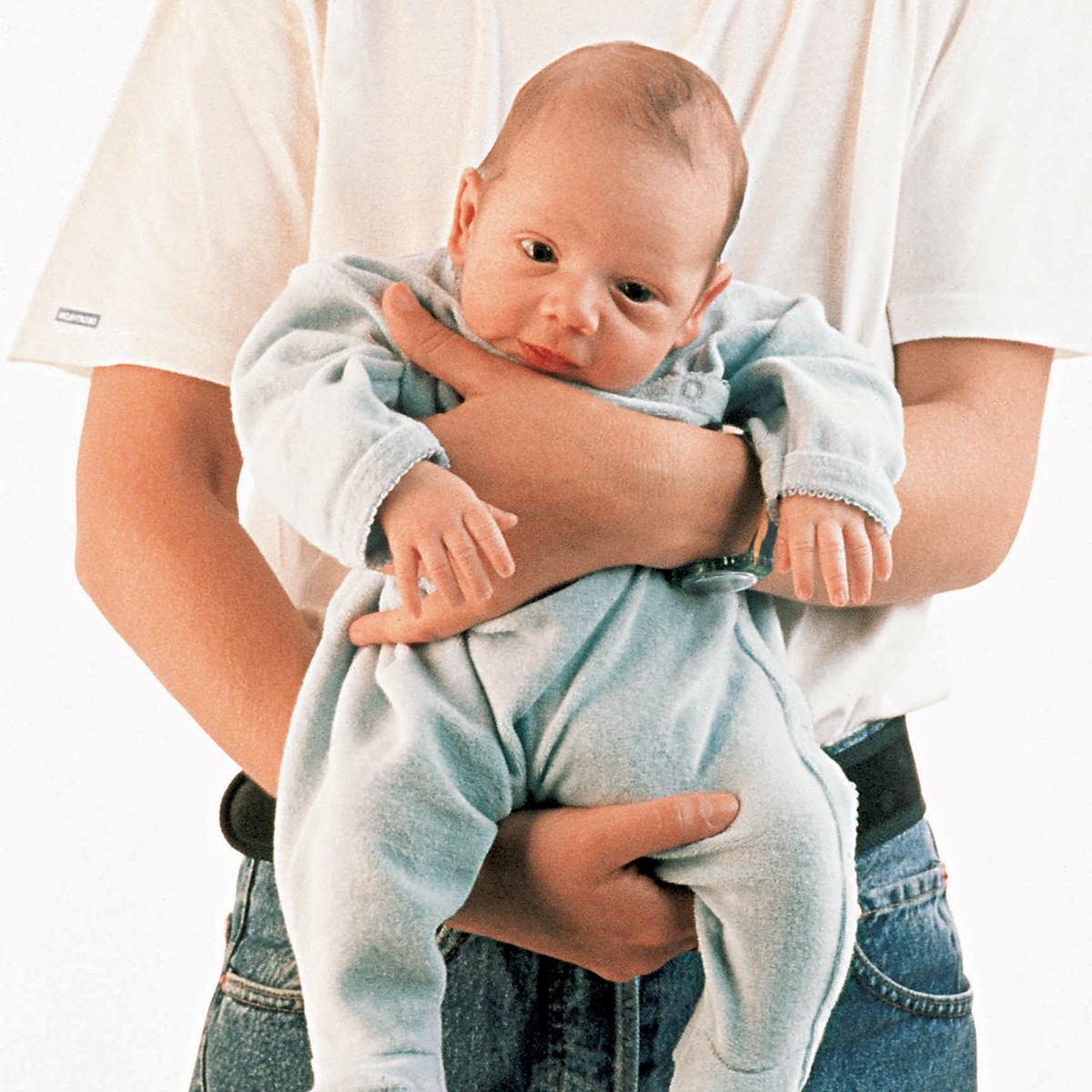 Поза «будды» для новорождённого. как держать ребёнка правильно