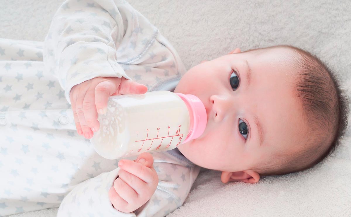 Можно ли кормить спящего младенца из бутылочки