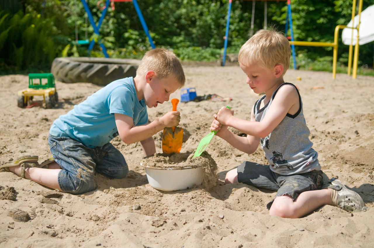 Дети играющие в песочнице