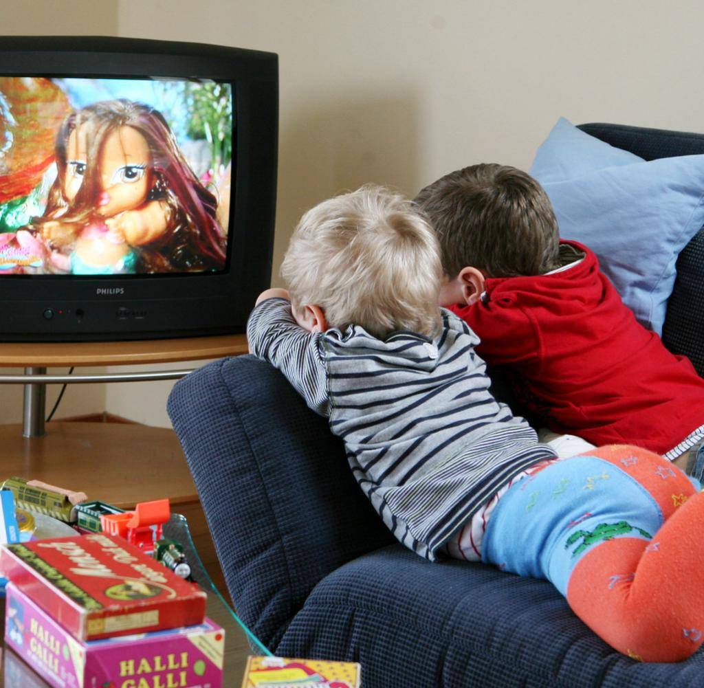 Дети и телевизор: что смотреть, в каком возрасте, сколько - и можно ли смотреть ребенку телевизор вообще?