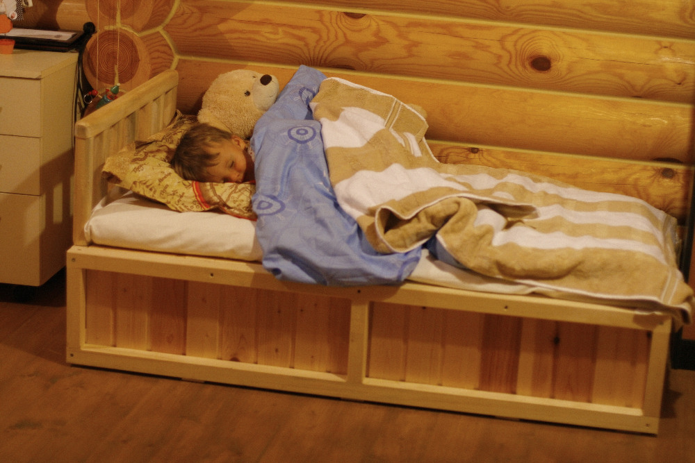 Как приучить ребенка спать в своей кроватке отдельно от мамы (видео, реальные истории)