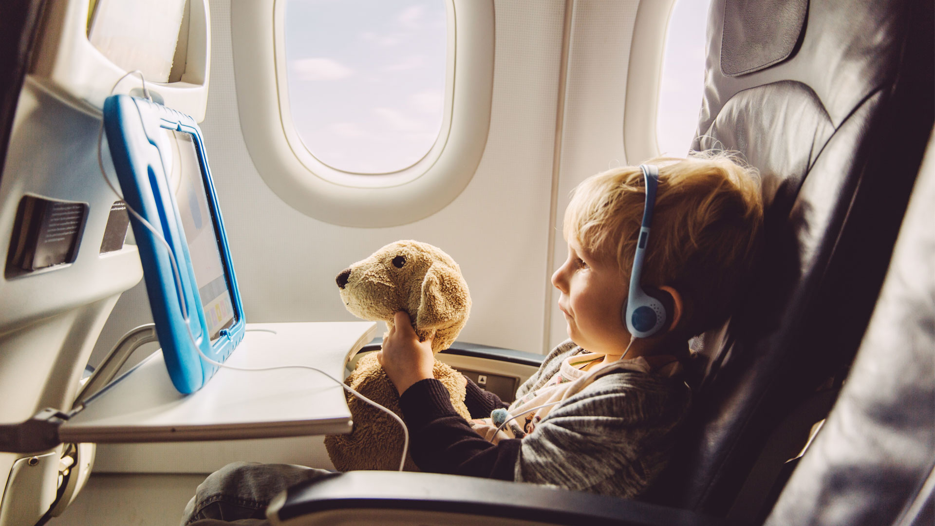 Чем заняться в самолете взрослому или ребенку? что нельзя делать в самолете?