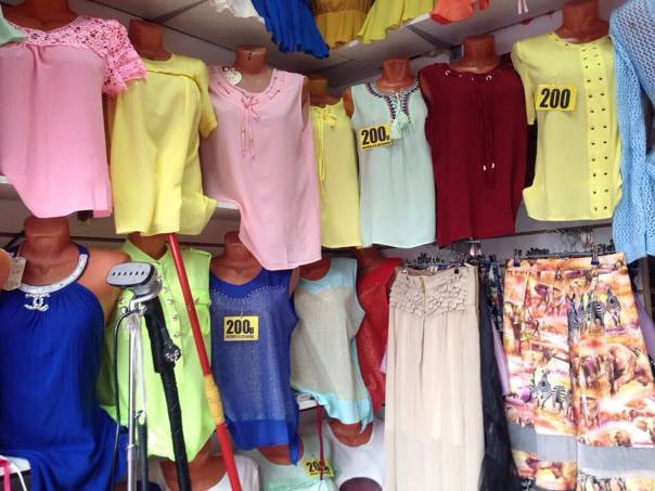 Детская одежда на рынке