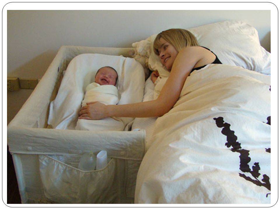 Уложила 2 месячную дочку спать. Совместный сон с ребенком. Совместный сон ребенка с родителями. Кровать для совместного сна с новорожденным. Совместный сон с новорожденным.