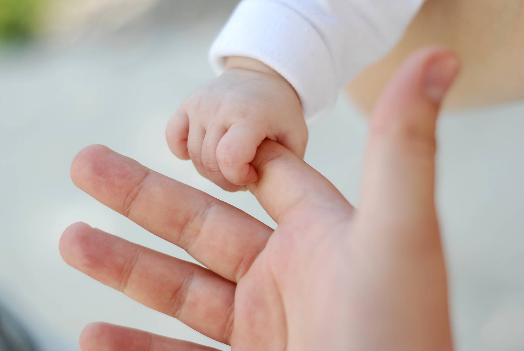 Новорожденный не зажимает пальчики в кулачки. гипертонус у новорожденных
