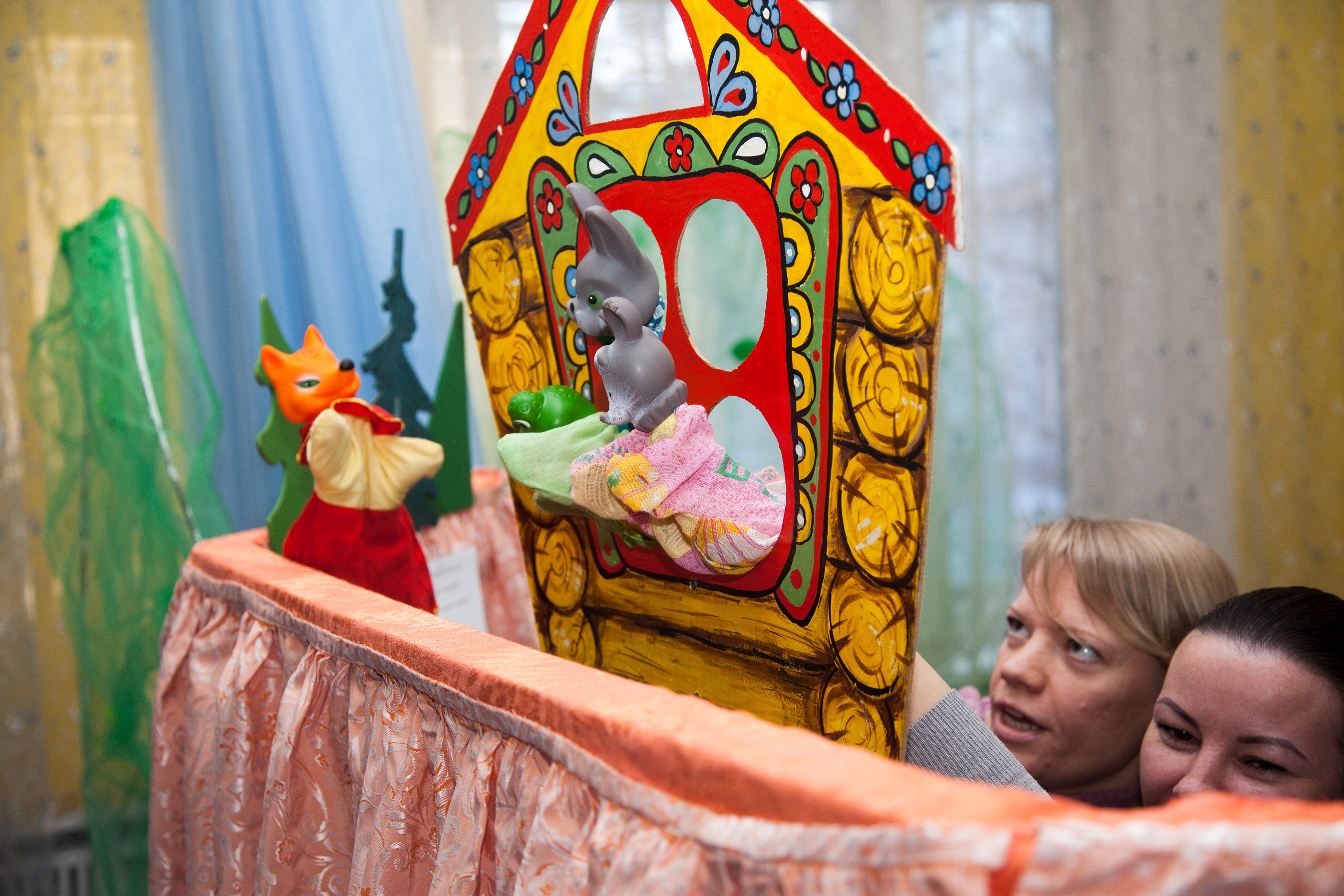 Ширма сказка. Домашний театр для детей. Кукольный театр для детей. Кукольный театр для дошкольников. Домик для кукольного театра.