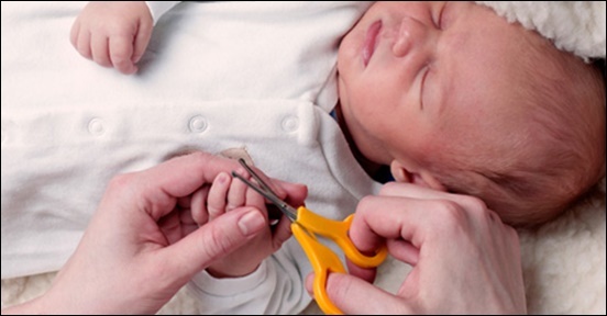 Подстригаем ногти новорожденному правильно