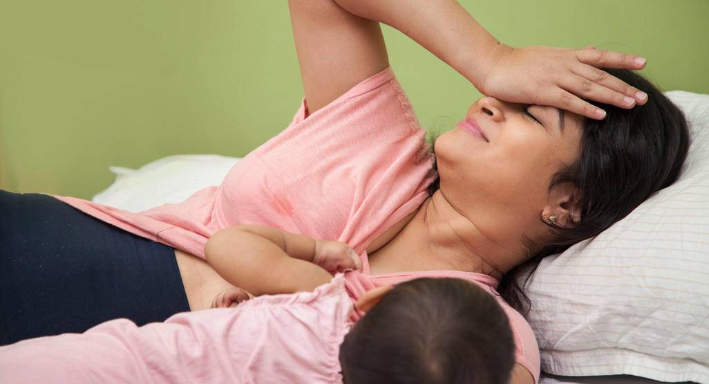 Если кормить грудью больно после года: что делать маме?
