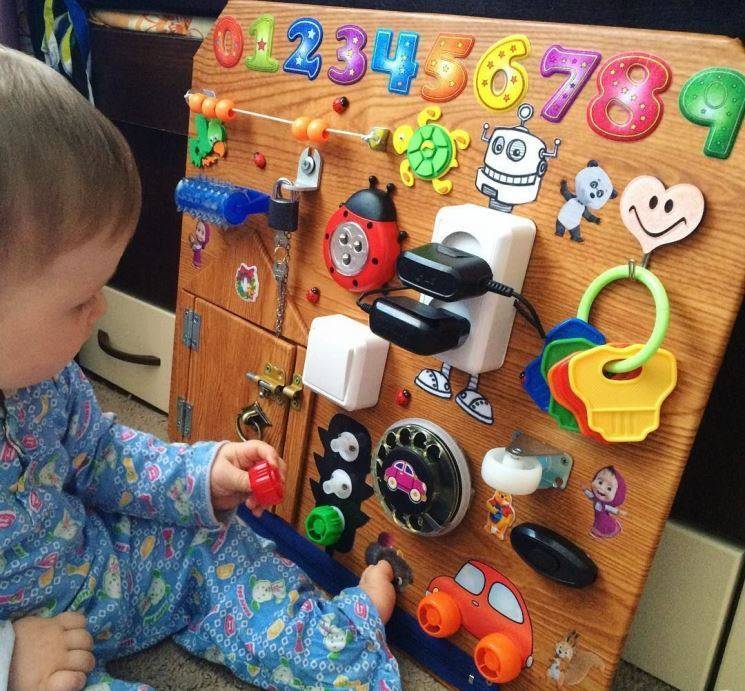 Какие игрушки нужны ребенку в 1 месяц | уроки для мам