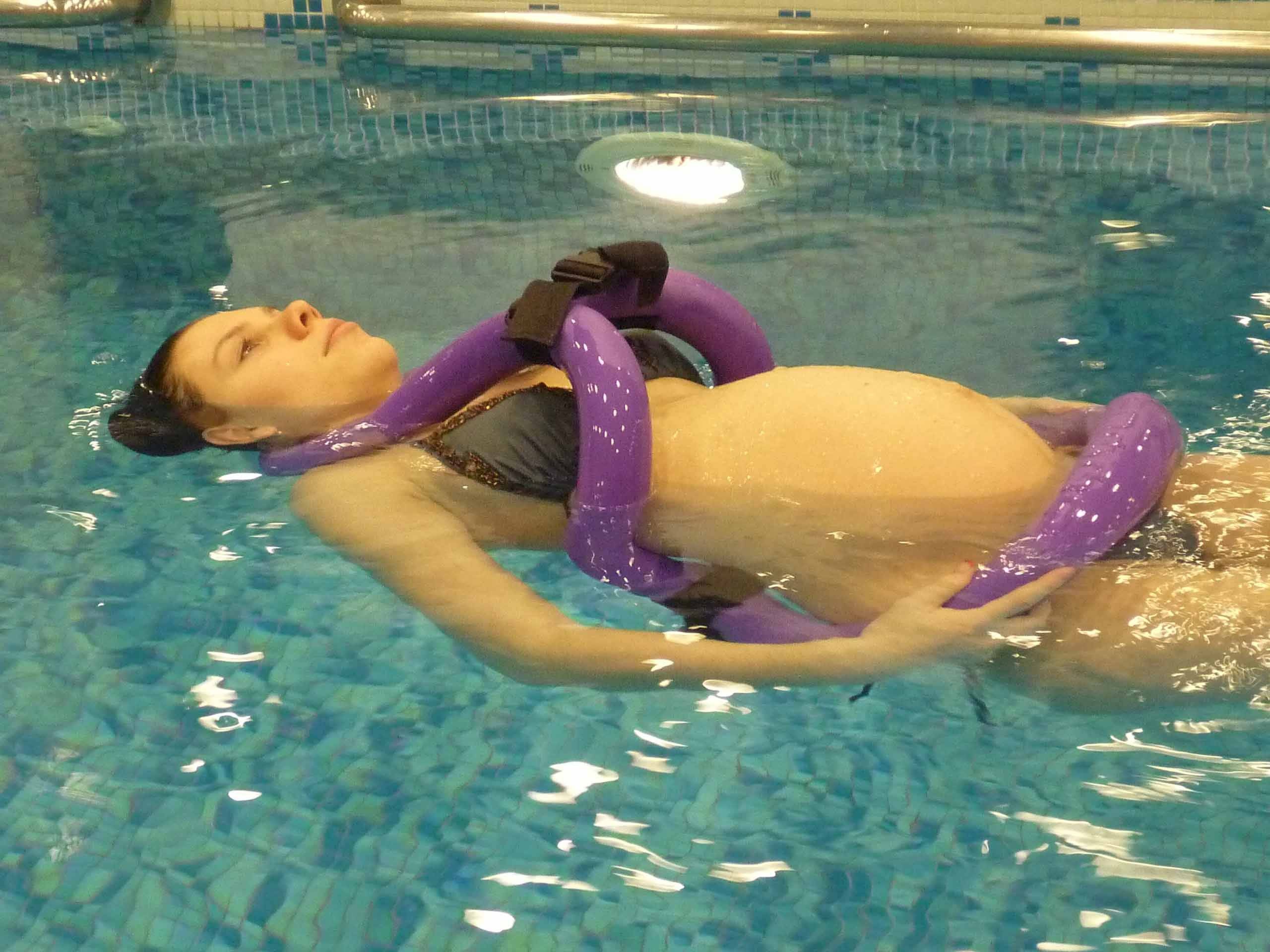 Бассейн при беременности: польза и вред. можно ли ходить плавать на ранних сроках - spuzom.com