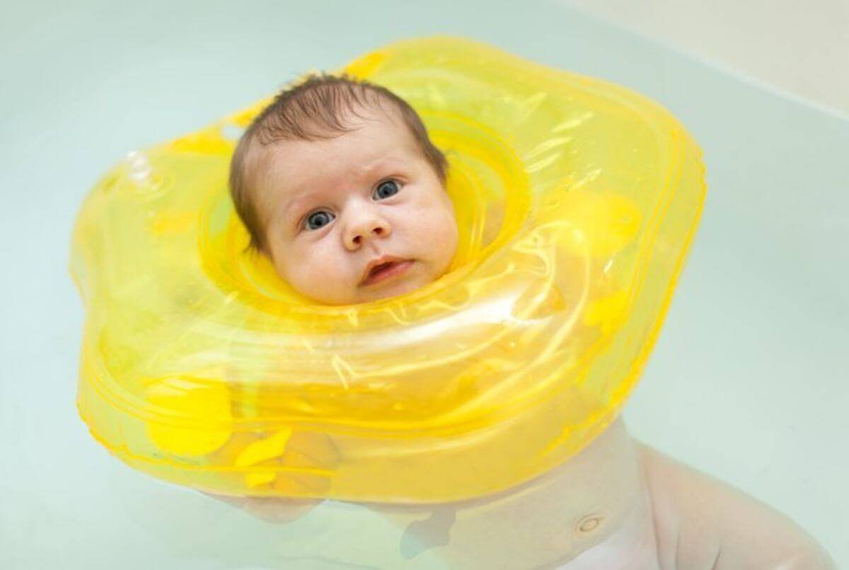 Как купать младенца с кругом на шее